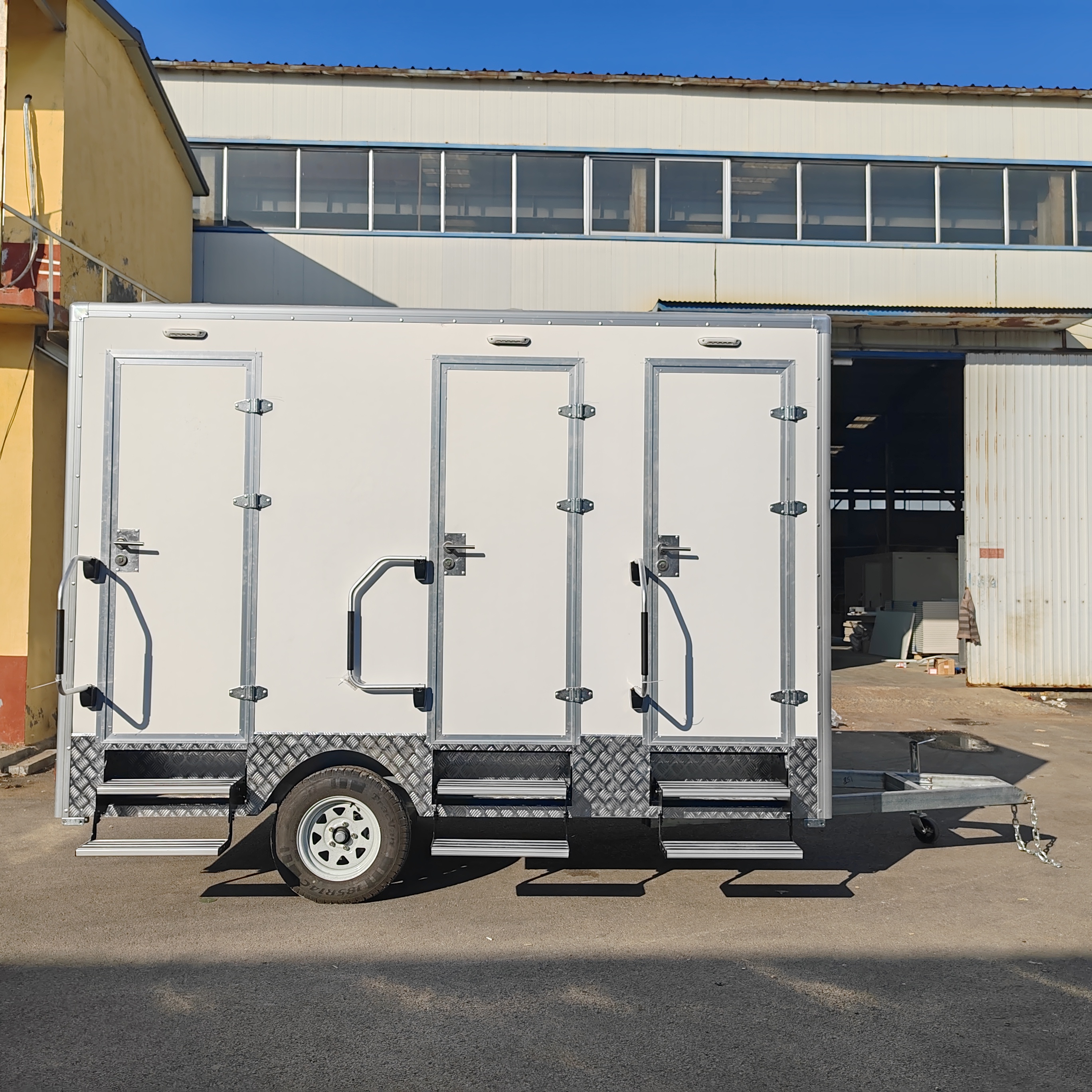 Mobile Toilet Trailer Luxury 3 - Outdoor Camping Rental avaliação e preço